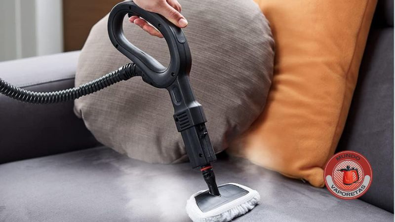 Polti Vaporetto Smart 100T limpiando un sofá